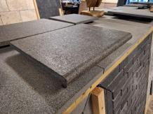 Zwembadrand Basalt 50x35x2/4 cm ronde neus gevlamd