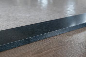 Belgisch Hardsteen binnendorpel 105x5x2 cm gezoet / facet