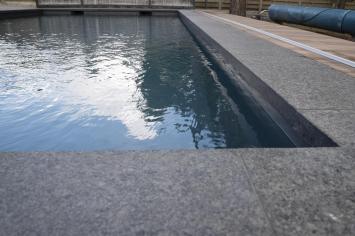 Zwembadrand Basalt 100x35x3/5 cm haakse neus gezoet